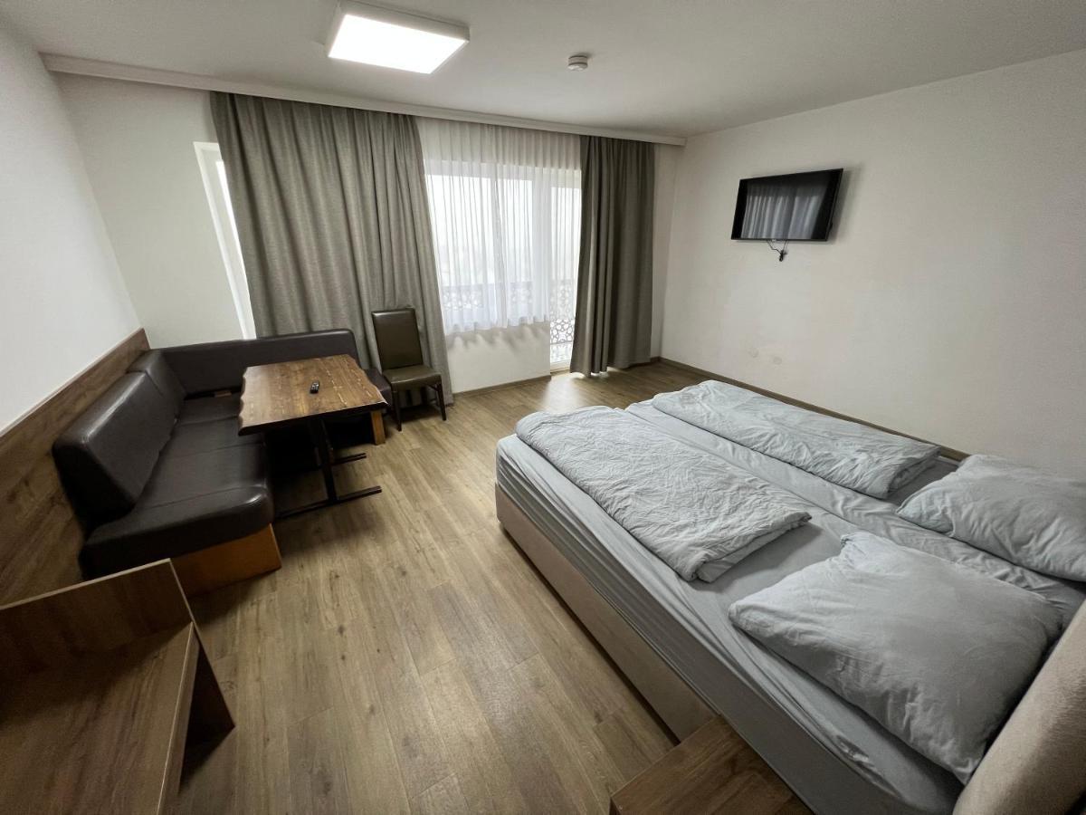 F Hotel 24H Check-In Hörsching エクステリア 写真