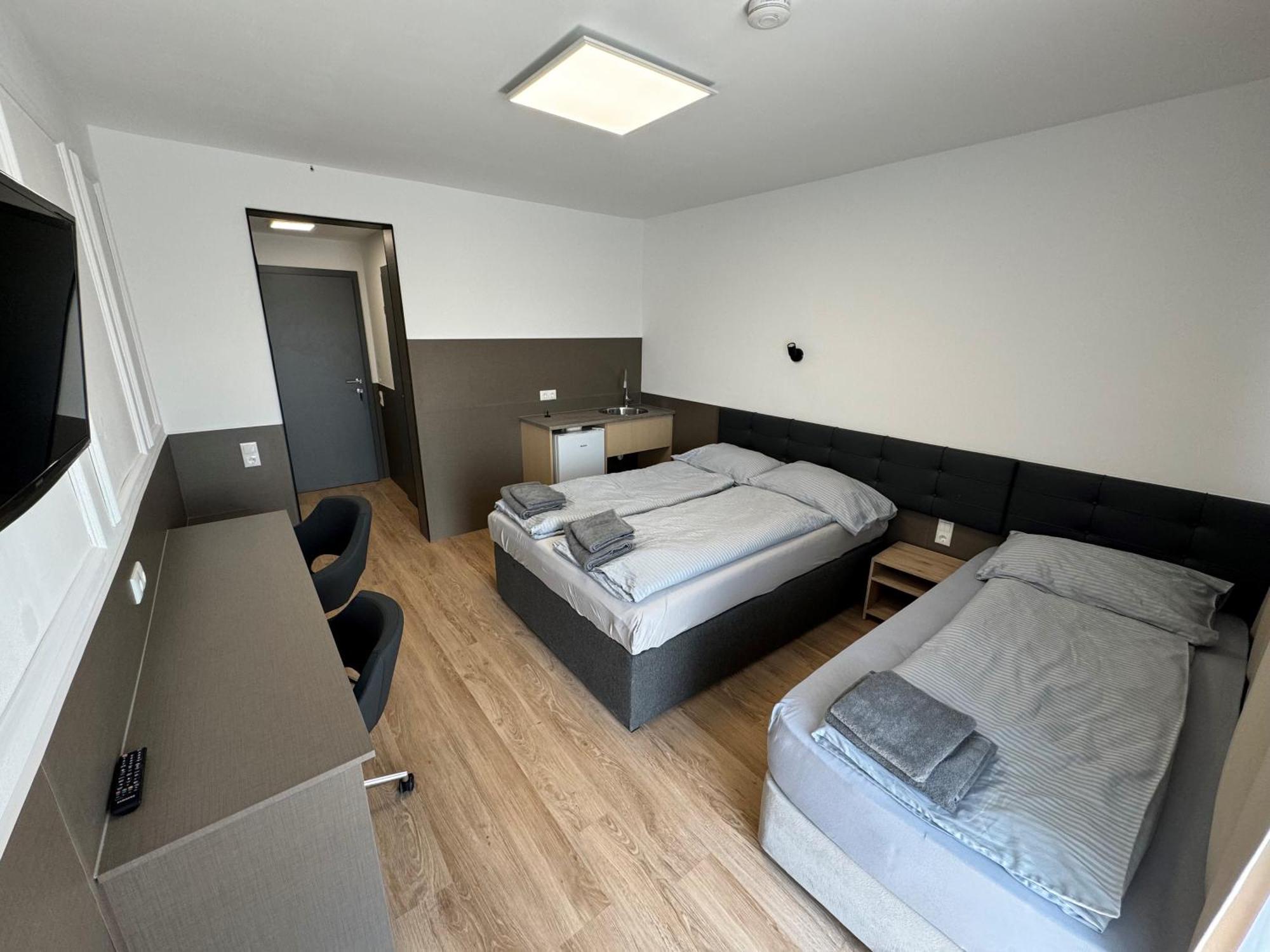 F Hotel 24H Check-In Hörsching エクステリア 写真