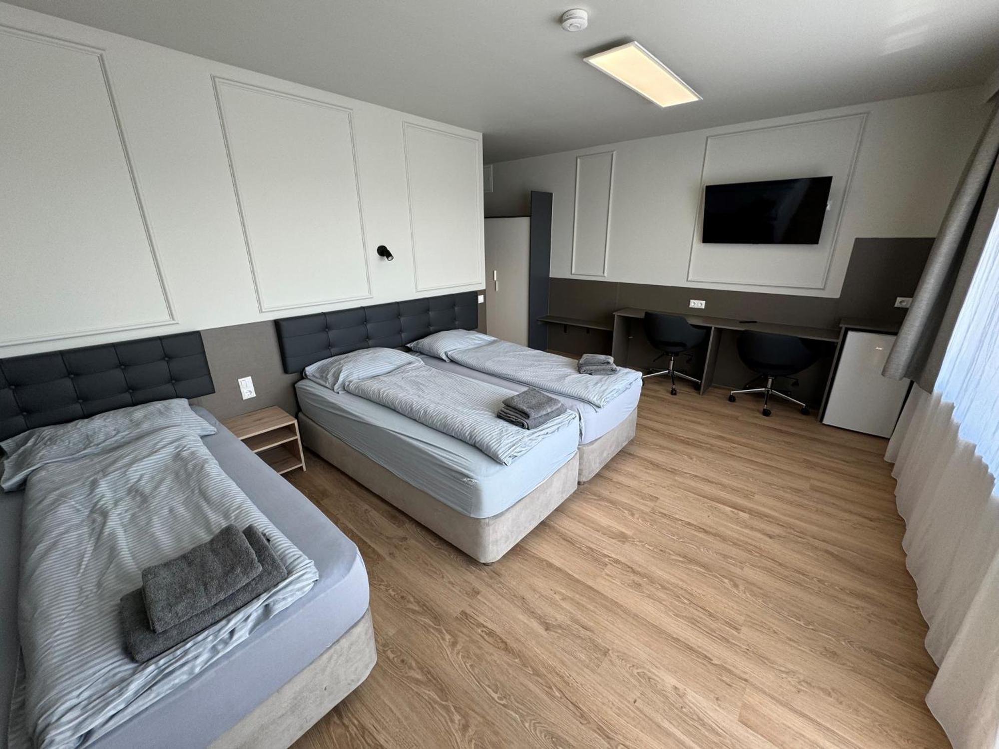 F Hotel 24H Check-In Hörsching エクステリア 写真