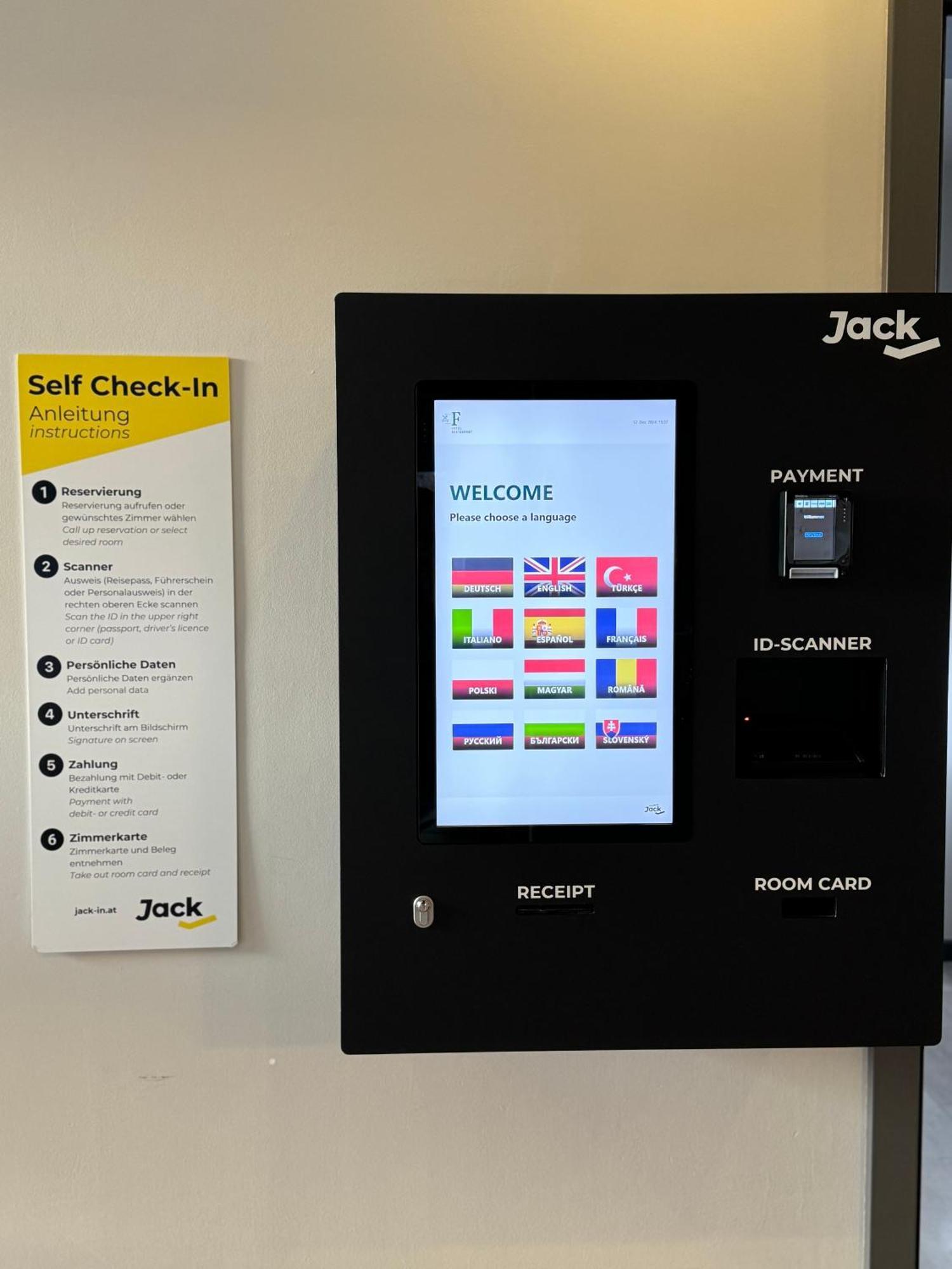 F Hotel 24H Check-In Hörsching エクステリア 写真