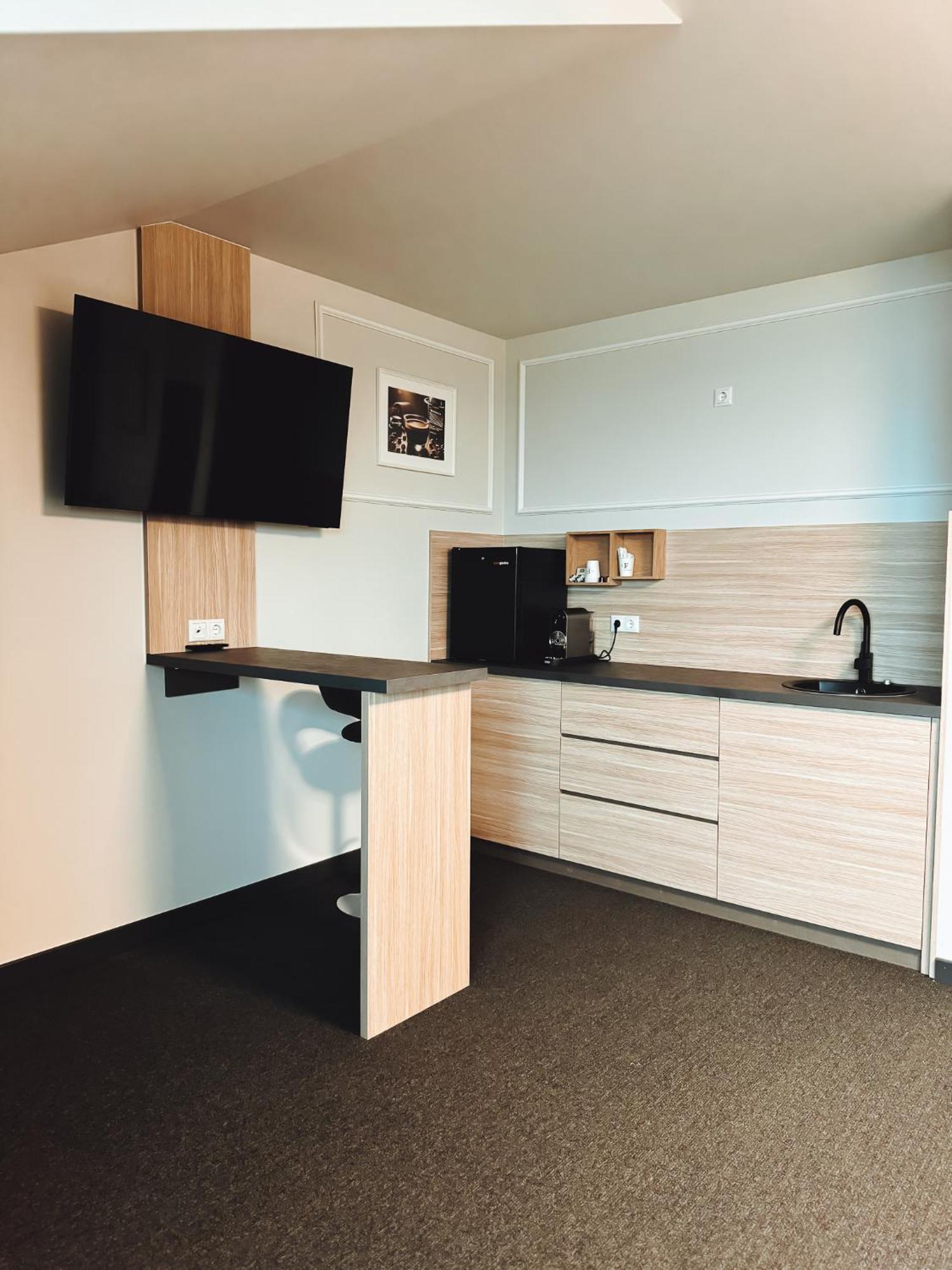 F Hotel 24H Check-In Hörsching エクステリア 写真