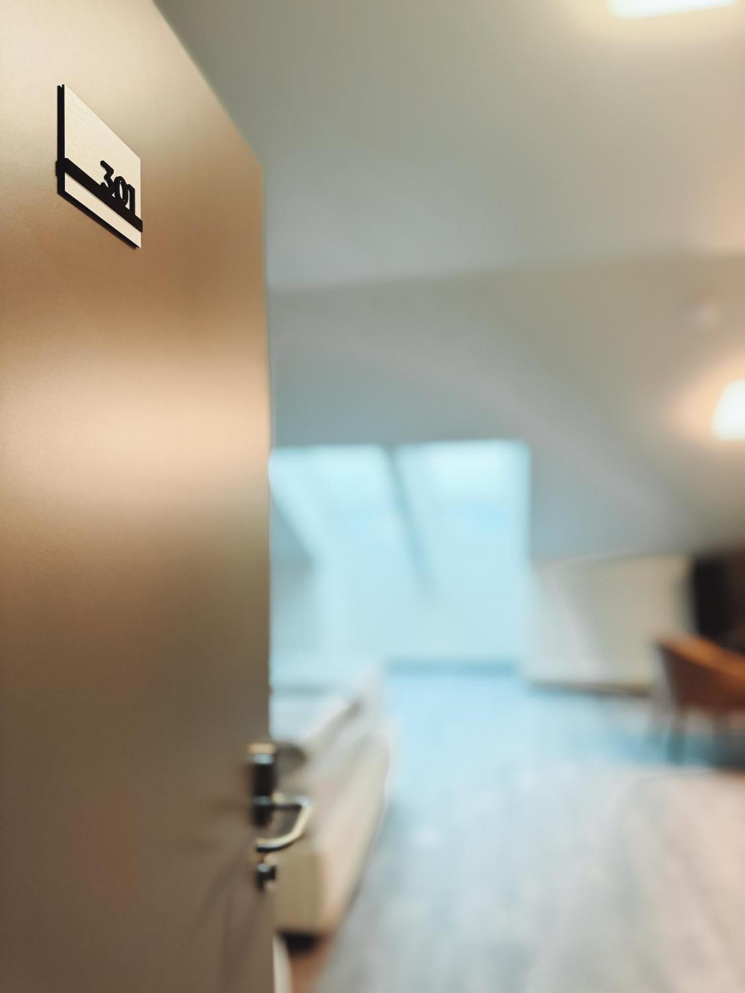 F Hotel 24H Check-In Hörsching エクステリア 写真