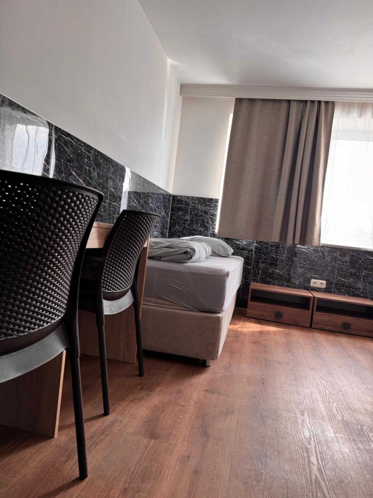 F Hotel 24H Check-In Hörsching エクステリア 写真