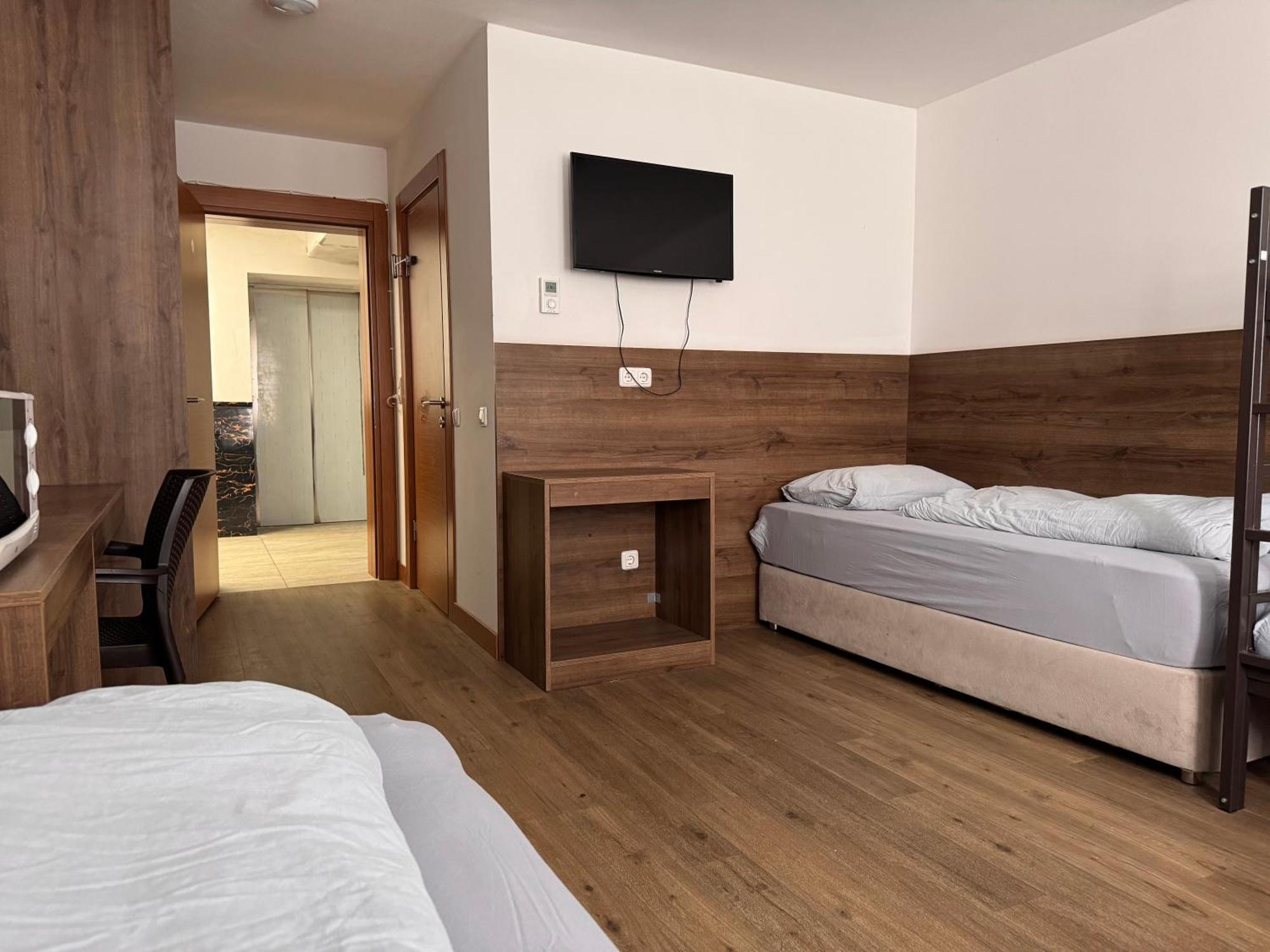 F Hotel 24H Check-In Hörsching エクステリア 写真