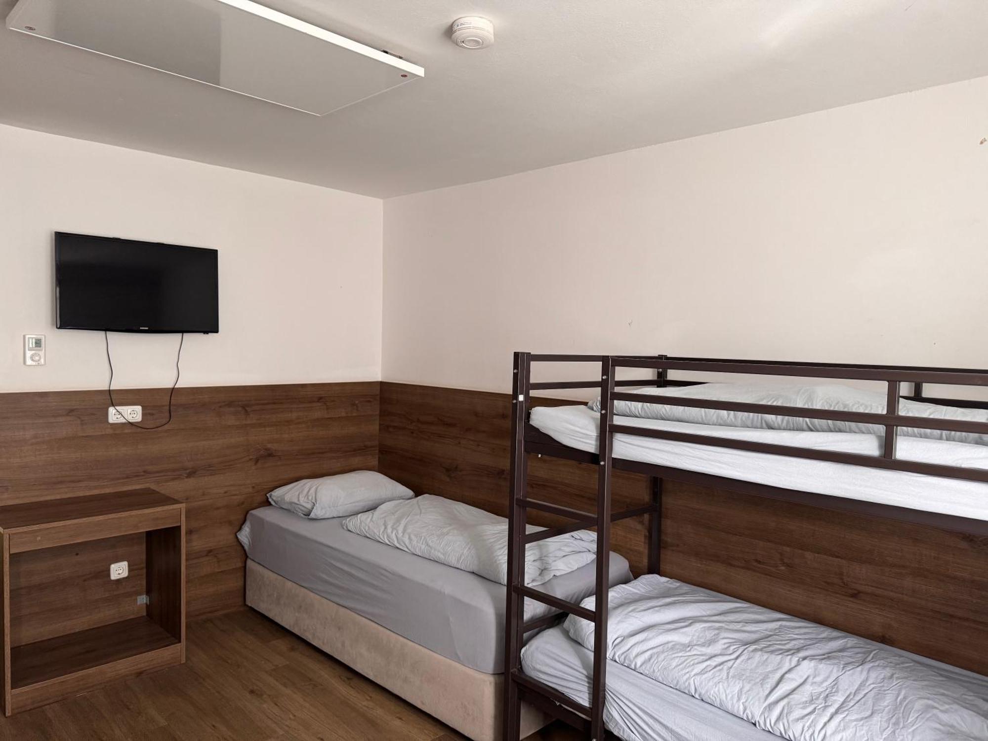 F Hotel 24H Check-In Hörsching エクステリア 写真
